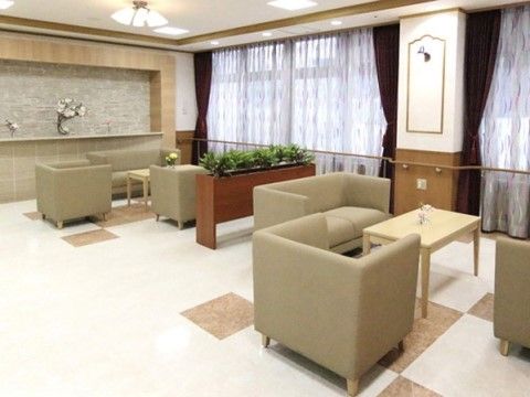 「サニーライフ札幌白石」のホール。有意義にくつろげるホールは、会話も上品になってしまう。