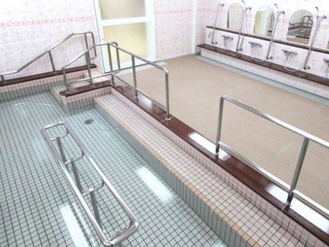 「サニーライフ札幌白石」の浴室。お体の状態により、介護サポートをつけてのご入浴もできる。