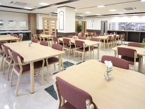椅子やテーブル、キッチンが設置されている共有スペース