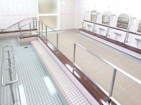 「サニーライフ札幌豊平」の浴室。不安な方には、介護浴室でご入浴が可能です。