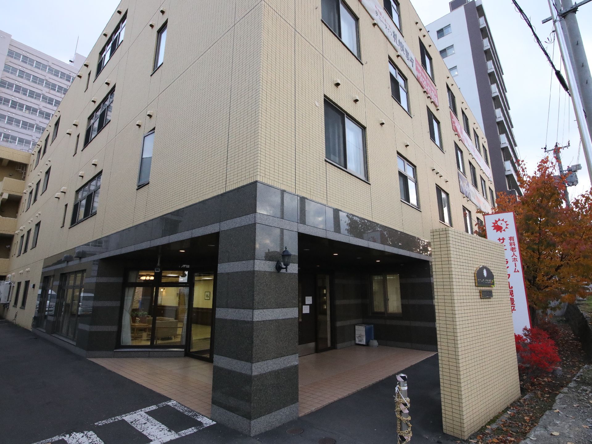 落ち着いた色合いで、駐車場も設置されている外観