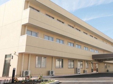 ３階建ての介護施設の外観
