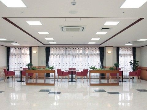 「サニーライフ結城」のホール。窓から注ぐ日光と、明るい照明が開放感あるホールを鮮明に照らす。