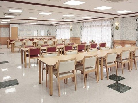 「サニーライフ結城」の食堂。出来たてをホヤホヤを食べられる食堂は、車椅子の方にも合ったテーブル高さにもなっている。
