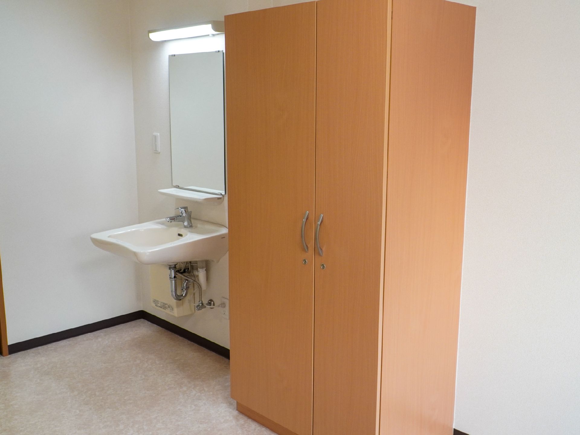 自宅から持ってきた洋服を掛けることができる居室のクローゼット