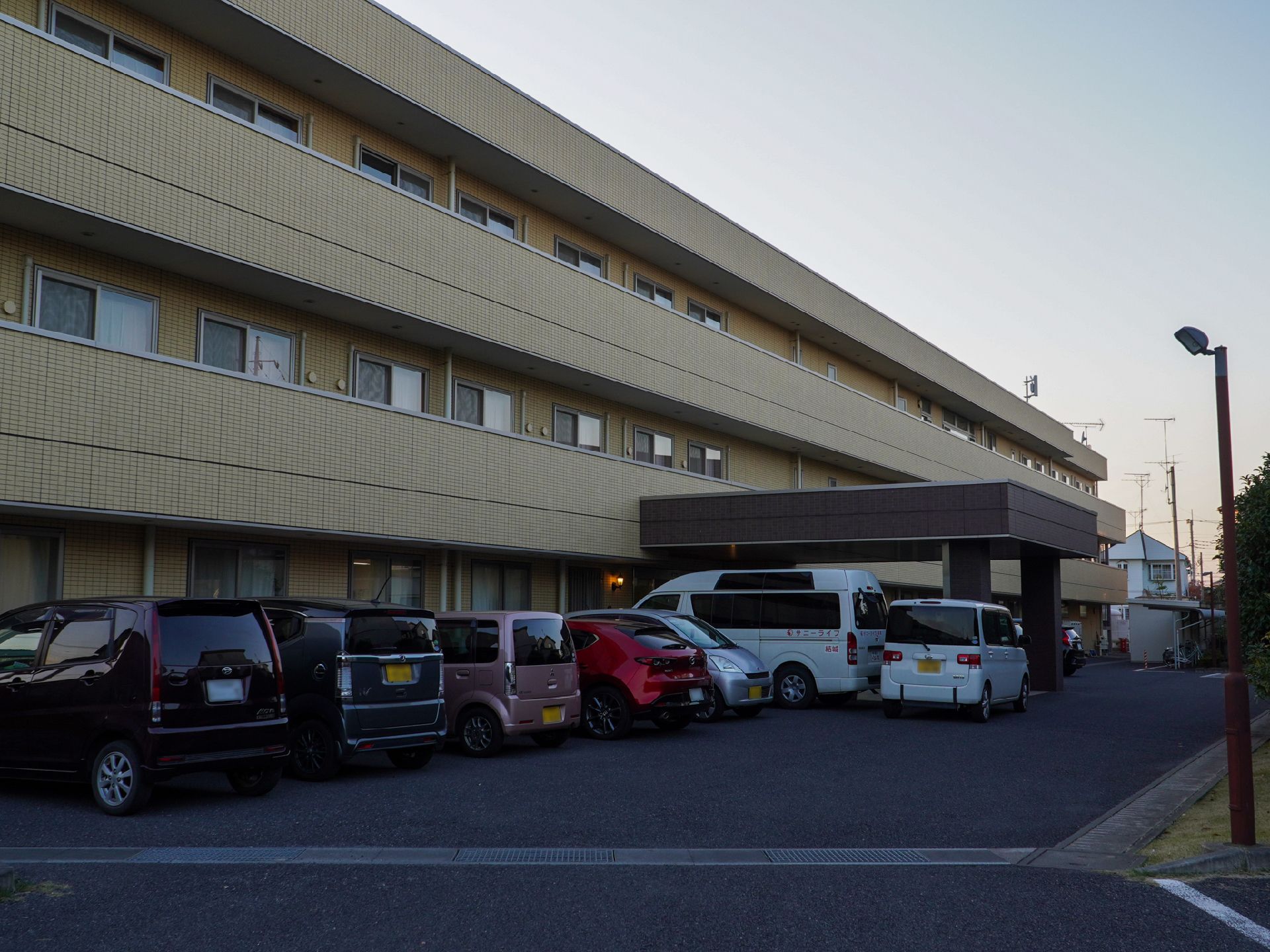 ３階建てであり、駐車場が近隣にある介護施設の外観