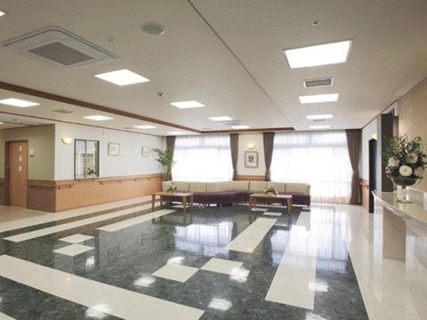 ソファーとテーブルが多くある共有スペース
