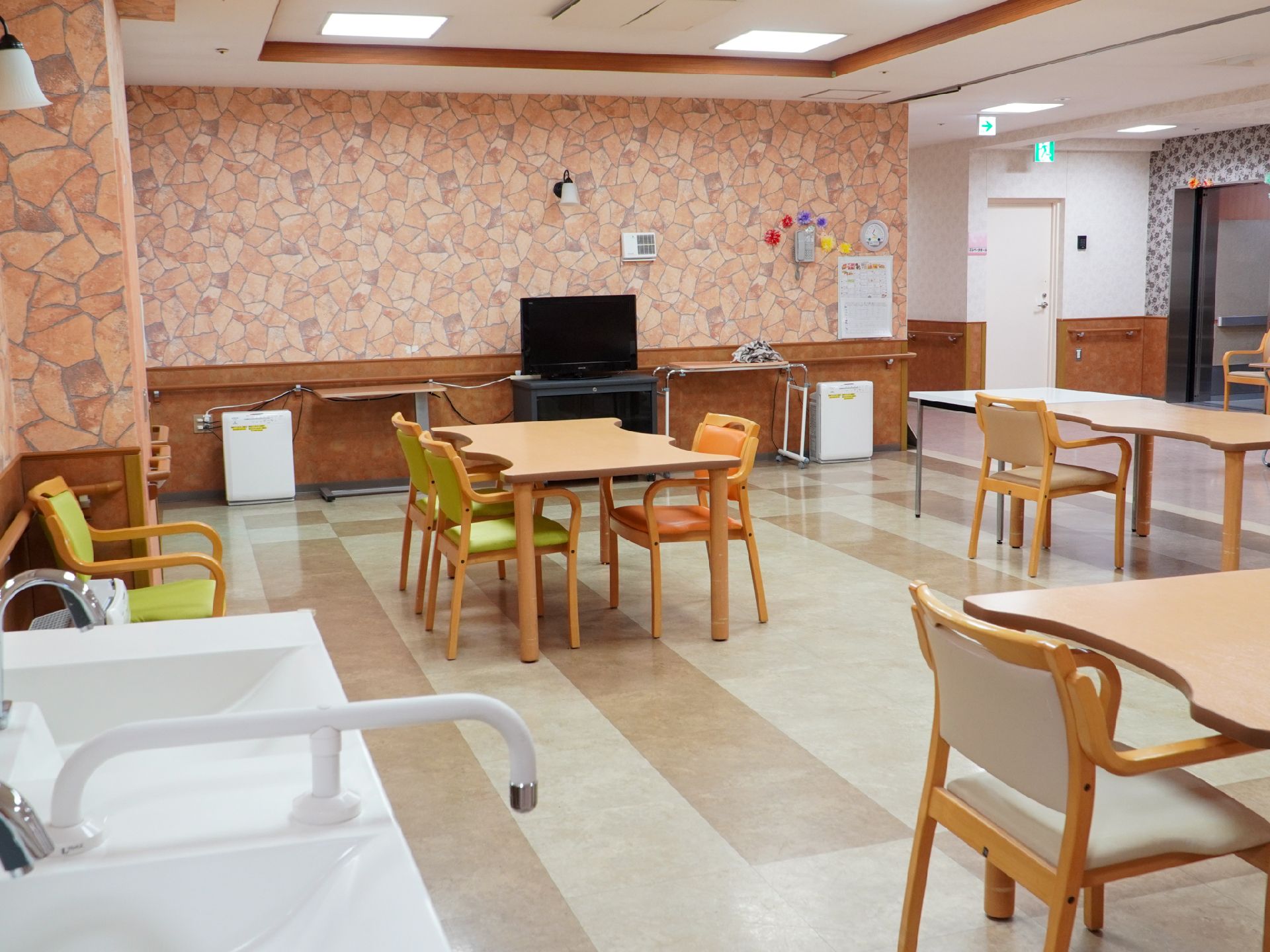 テレビを設置した食堂
