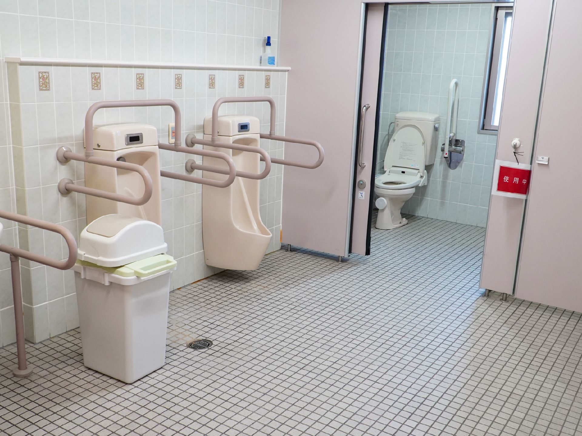 男性用便器が設置されたトイレ