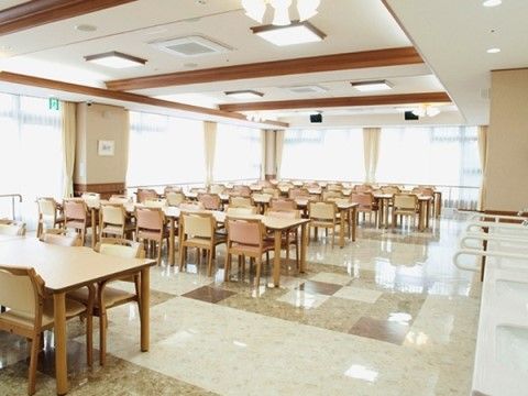 「サニーライフ宇都宮元今泉」の食堂。たくさんの窓からある日当たりは、ホットな気持ちを与える。