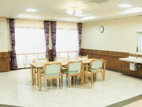「サニーライフ宇都宮元今泉」の談話コーナー。ご入居者様同士、お友達になれる。談話コーナーは落ち着いた色彩の家具を設置。