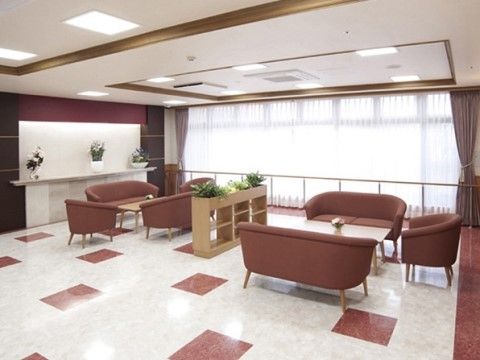「サニーライフ群馬」のホール。椅子よりソファーの方が、腰辺りがよく、長時間座っていても疲れない。