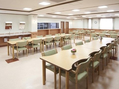 「サニーライフ群馬」の食堂。テーブルに加工が施され、車椅子の方が付けられるようになっている。