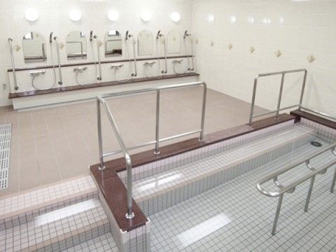 「サニーライフ群馬」の浴室。介護サポートを受けながらもゆっくりとご入浴ができる。。