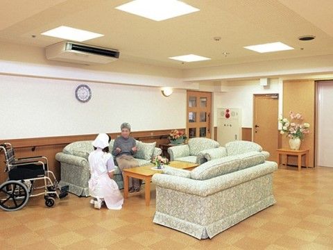 「サニーライフ北与野」のホール。柔らかいソファーで、ゆったりとくつろげる。