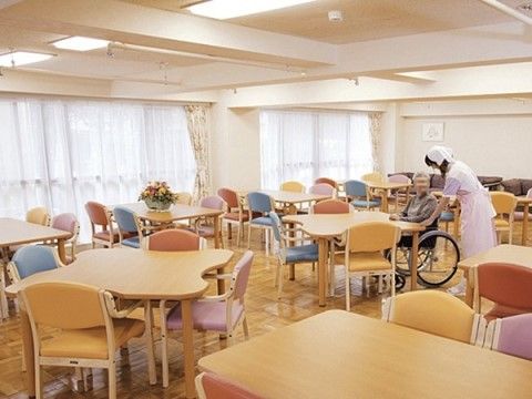 「サニーライフ北与野」の食堂。健康面にも気を配り、美味しく色彩の取れた料理をご提供する。