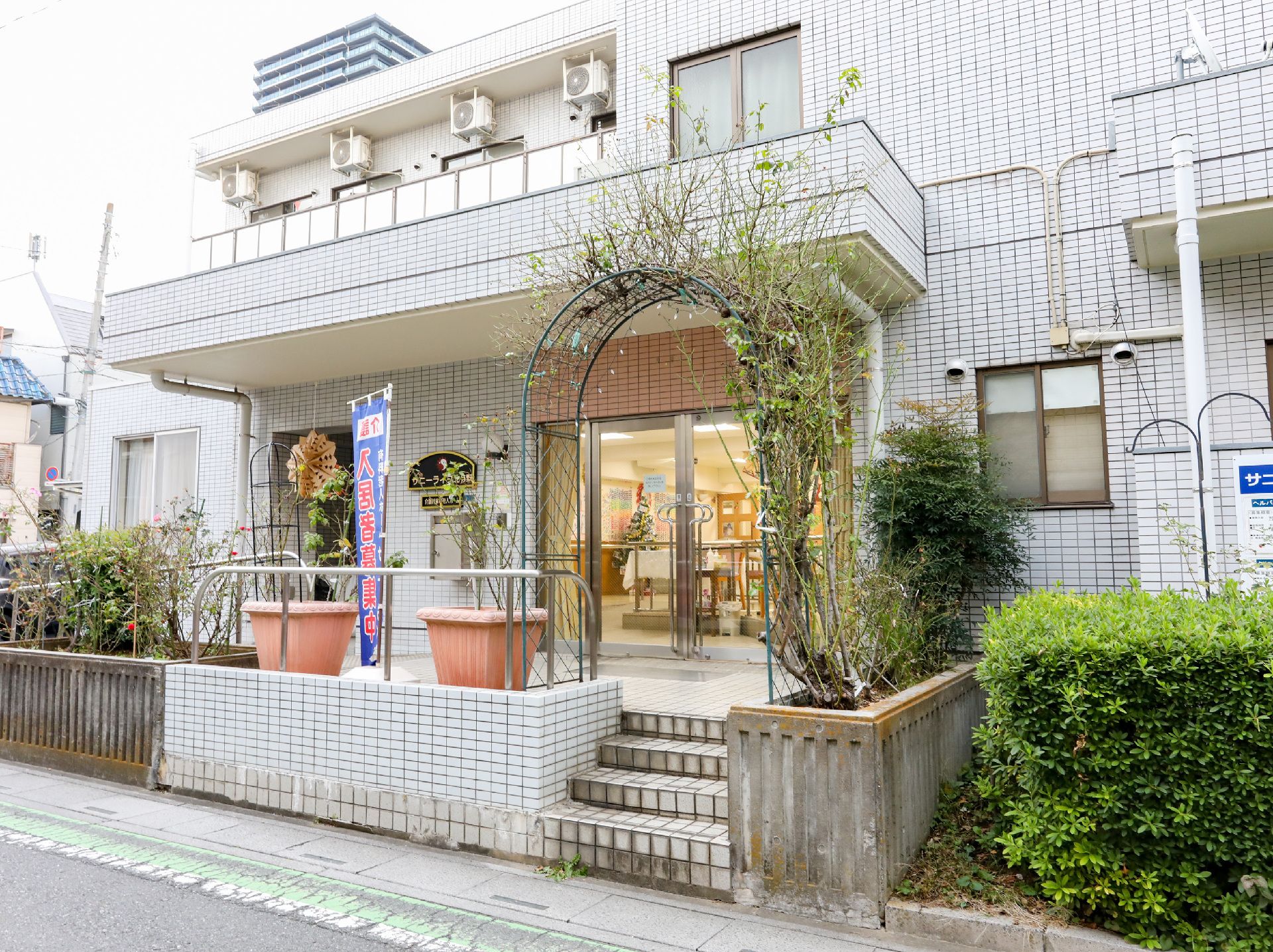 植木が設置されたエントランス