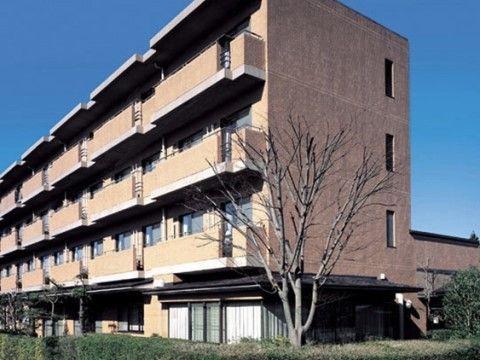 ４階建ての介護施設の外観