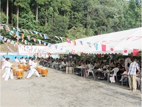 演舞を見る入居者