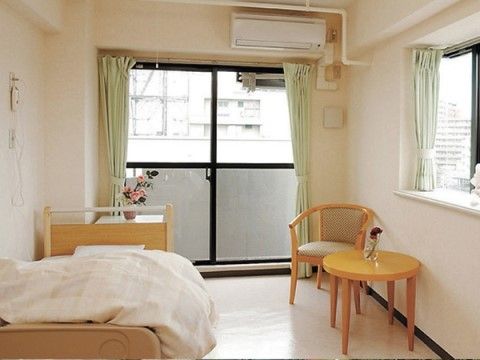 椅子や介護ベッドのある居室