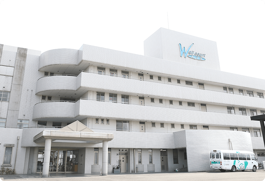 広々とした建物の正面玄関