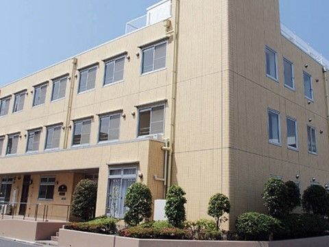 階段のある介護施設の玄関