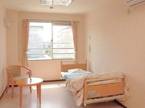 椅子や介護ベッドのある居室