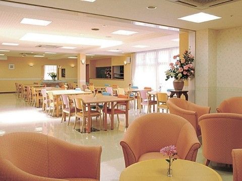 椅子やテーブルのある食堂