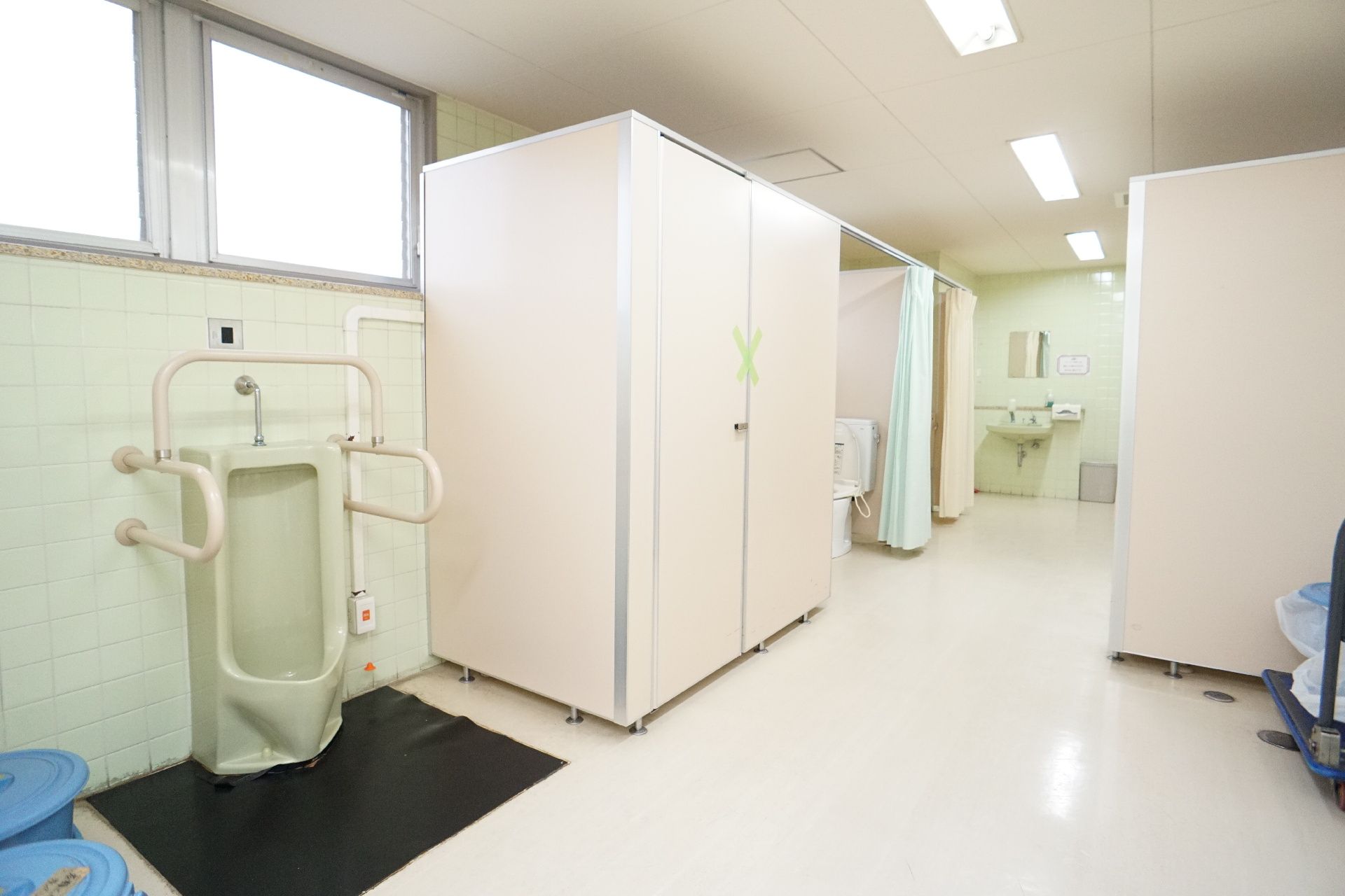 小便器にも手すりがついているトイレ