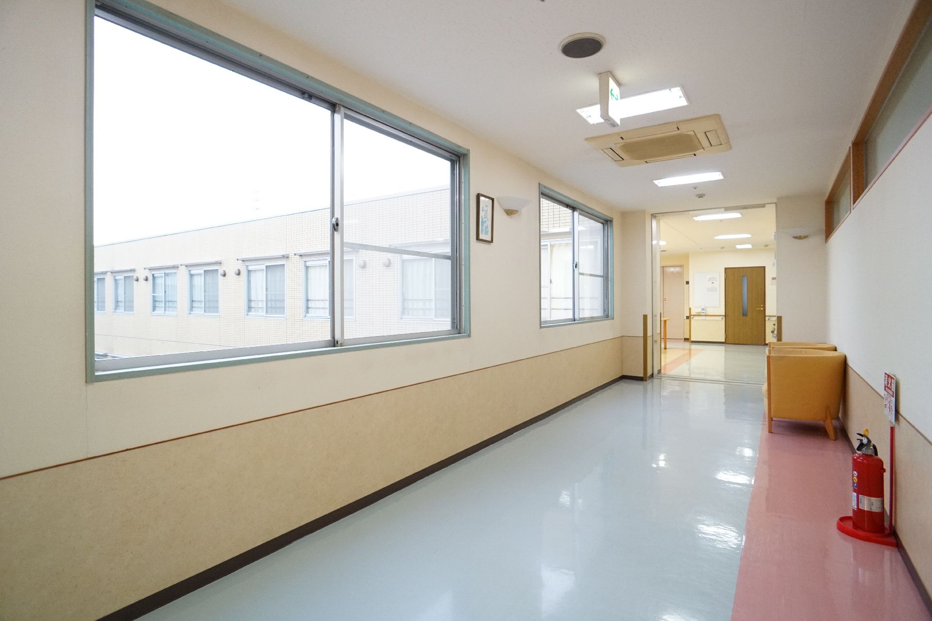 休憩用の椅子が置かれている廊下