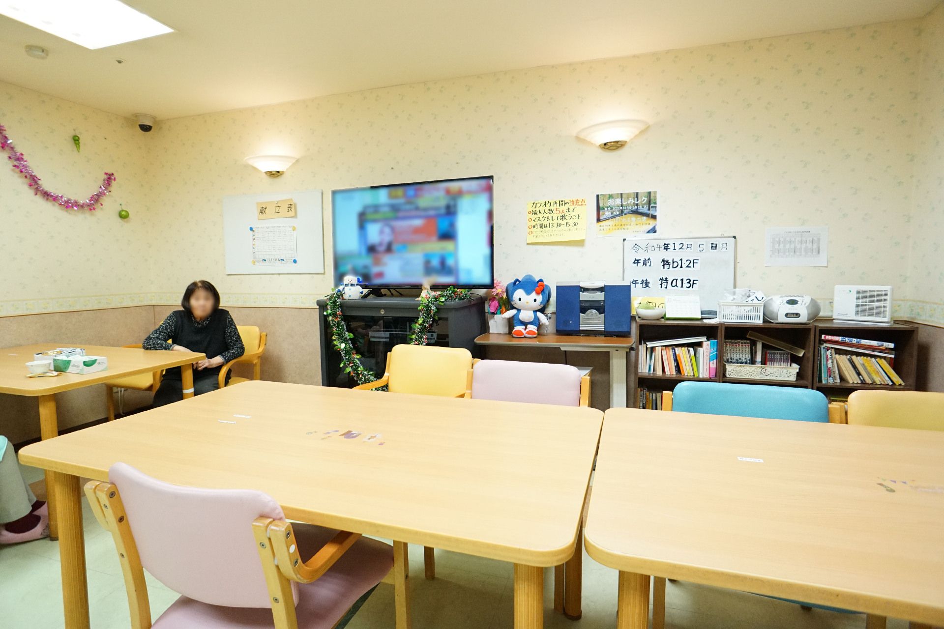 入居者が座っている様子の食堂