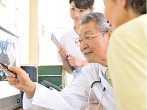 患者を診ている医者