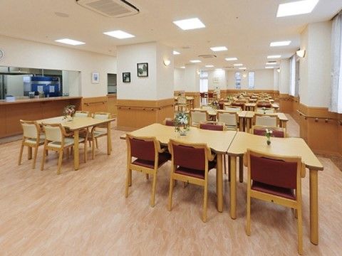 椅子やテーブルのある共有スペース