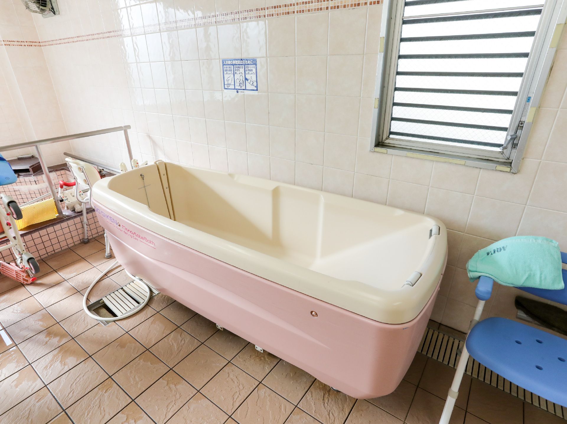要介護の重い方でも、身体に負担をかけずに入浴できる機械浴