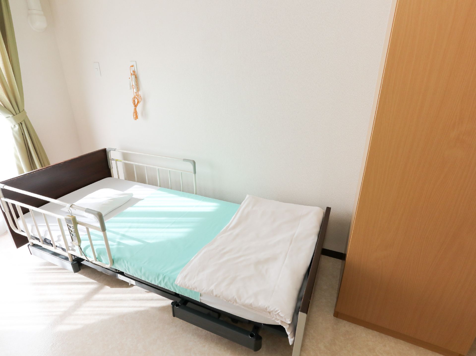 段差が排除された、車椅子の人でも楽に移動できる居室