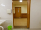 清潔で広々としたトイレの内部