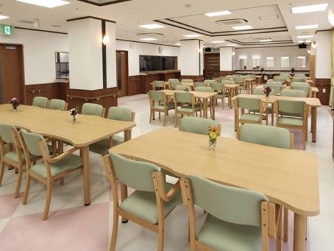 椅子とテーブルがある共有スペース