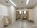 小便器が２つ、洋式のトイレが２つ設置されているトイレ