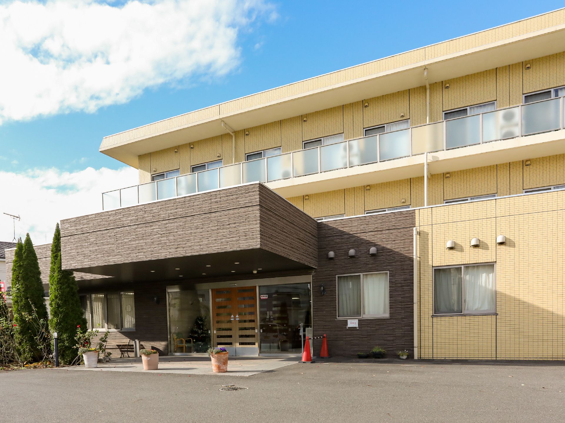 黄色い見た目の目立った施設の外観