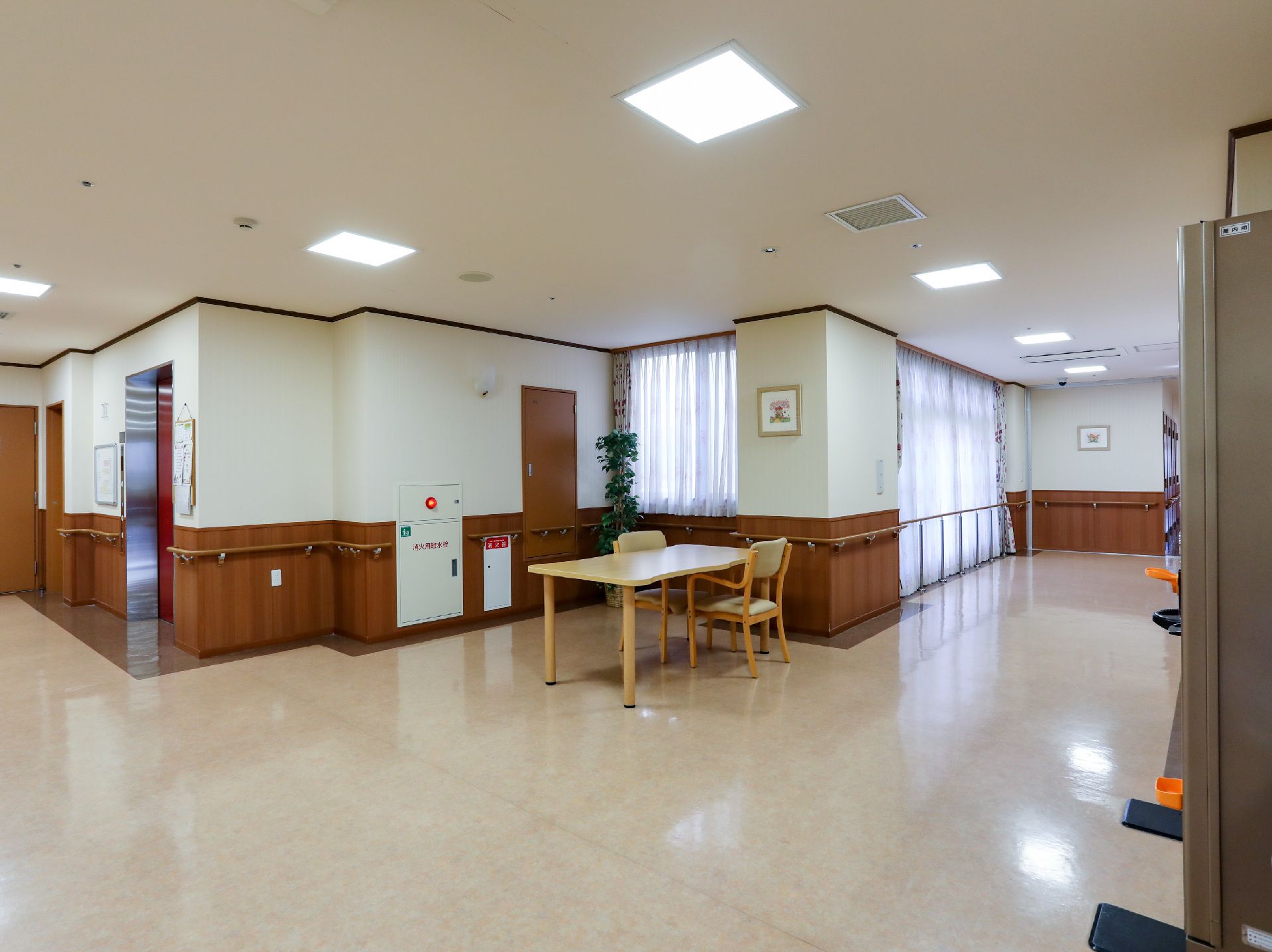 小さなテーブルと椅子が置かれている休憩スペース