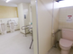 清潔で広々としたトイレ設備