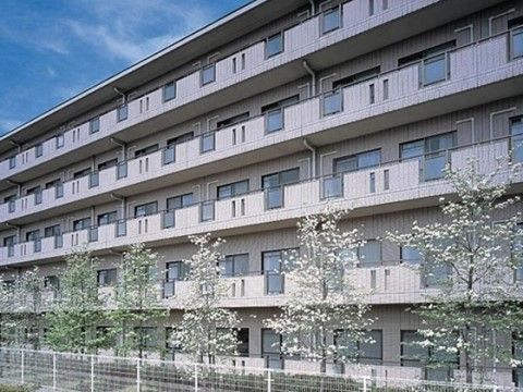 灰色の介護施設の外観
