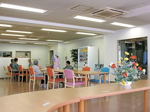 「サニーライフ埼玉」の食堂。椅子の座り心地や、机の使い心地の良さにも気を配っている。