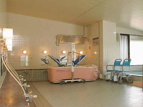 「サニーライフ埼玉」の浴室。寝たきりやお体の不自由な方にも配慮した、ご入浴サポートが行える。