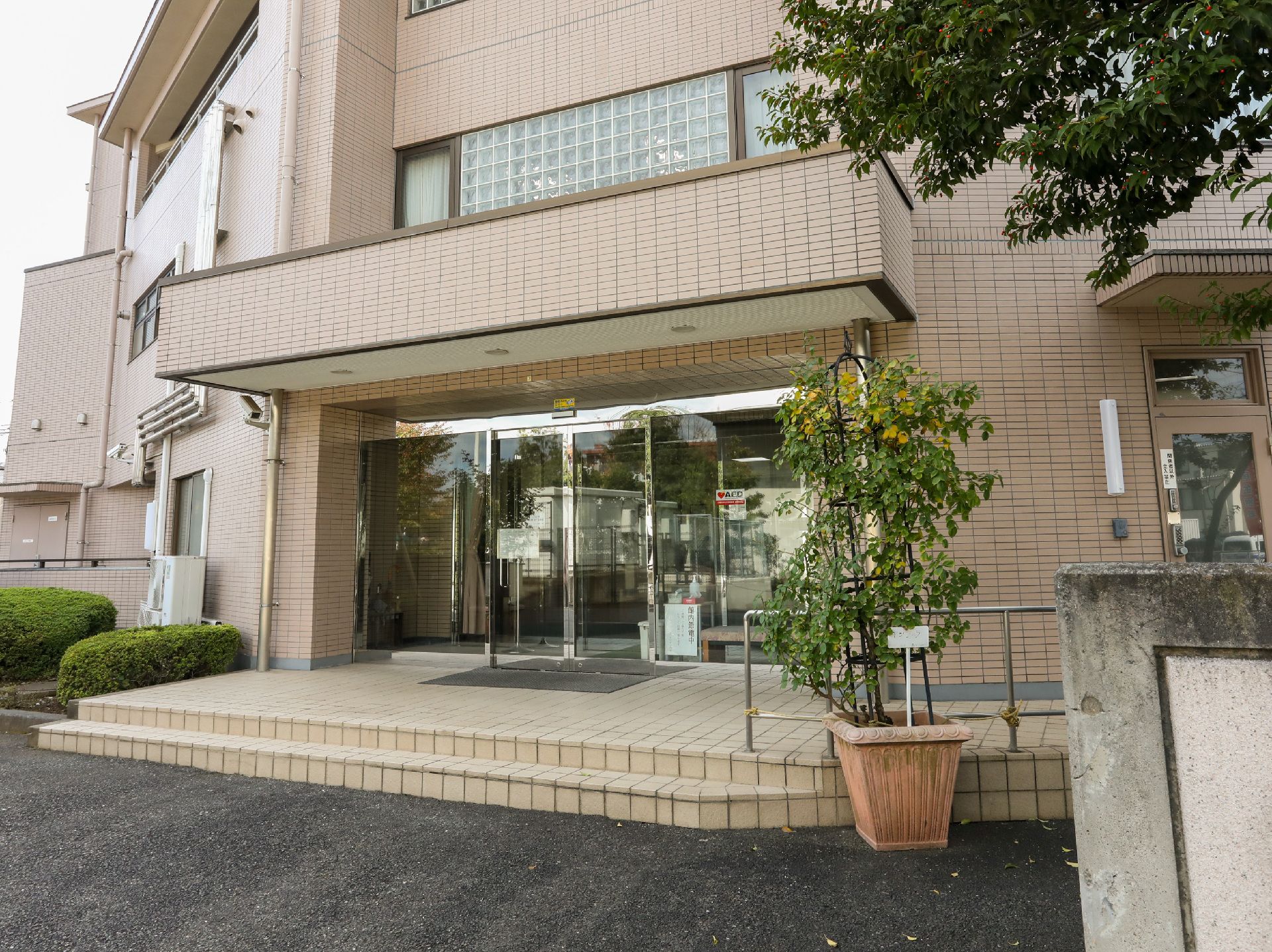 手すりが設置されている玄関