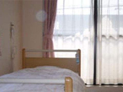 「東川口やわらぎ苑」の居室。全居室には、窓が付いているので日差しの入りやすい空間になっている。