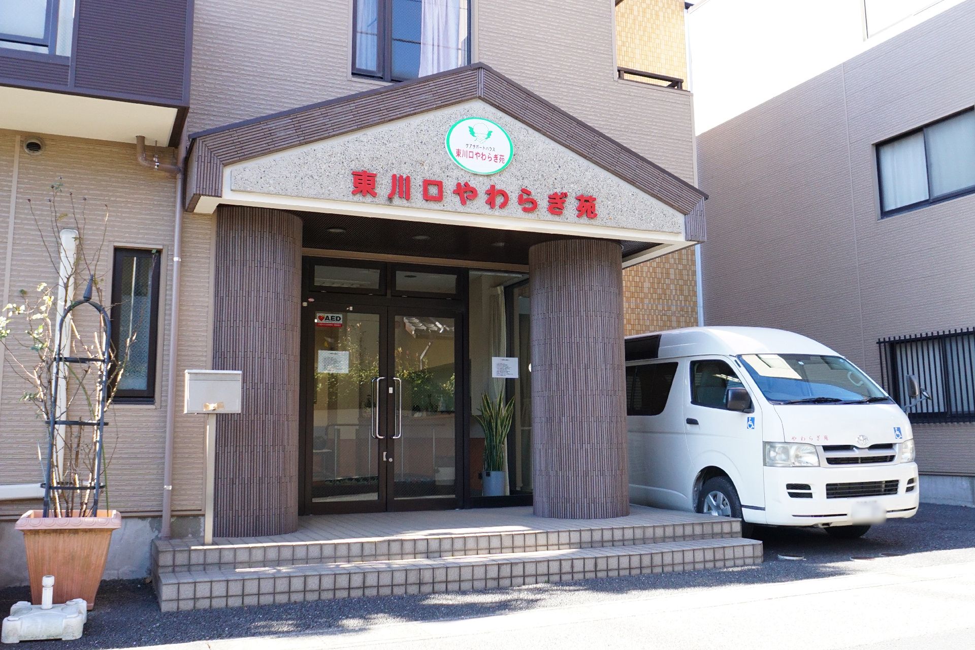 施設内の窓から見た介護施設の外観