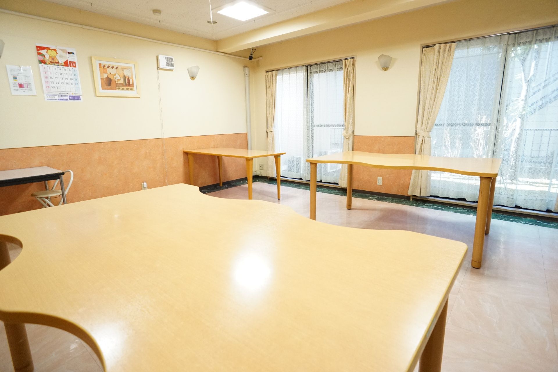 テーブル、椅子が置かれ、ミニキッチンなども付いている共有スペース