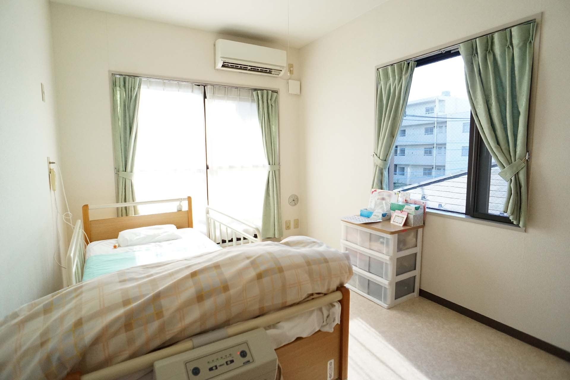 介護ベッドや家具が置かれた、面積の広い居室