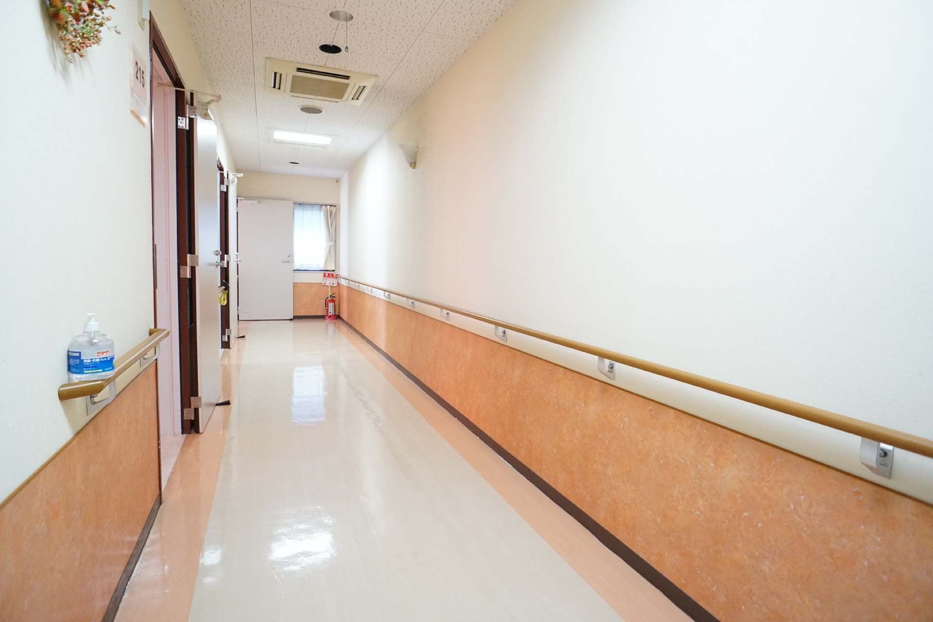 手すりが取り付けられ、段差が解消されている館内の廊下